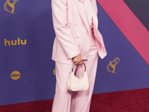 El sastre rosa de Meryl Streep destaca en la alfombra de los premios Emmy