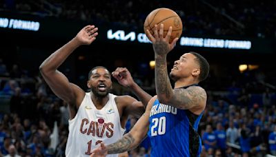 Magic's second straight rout of Cavaliers ties series at 2-2