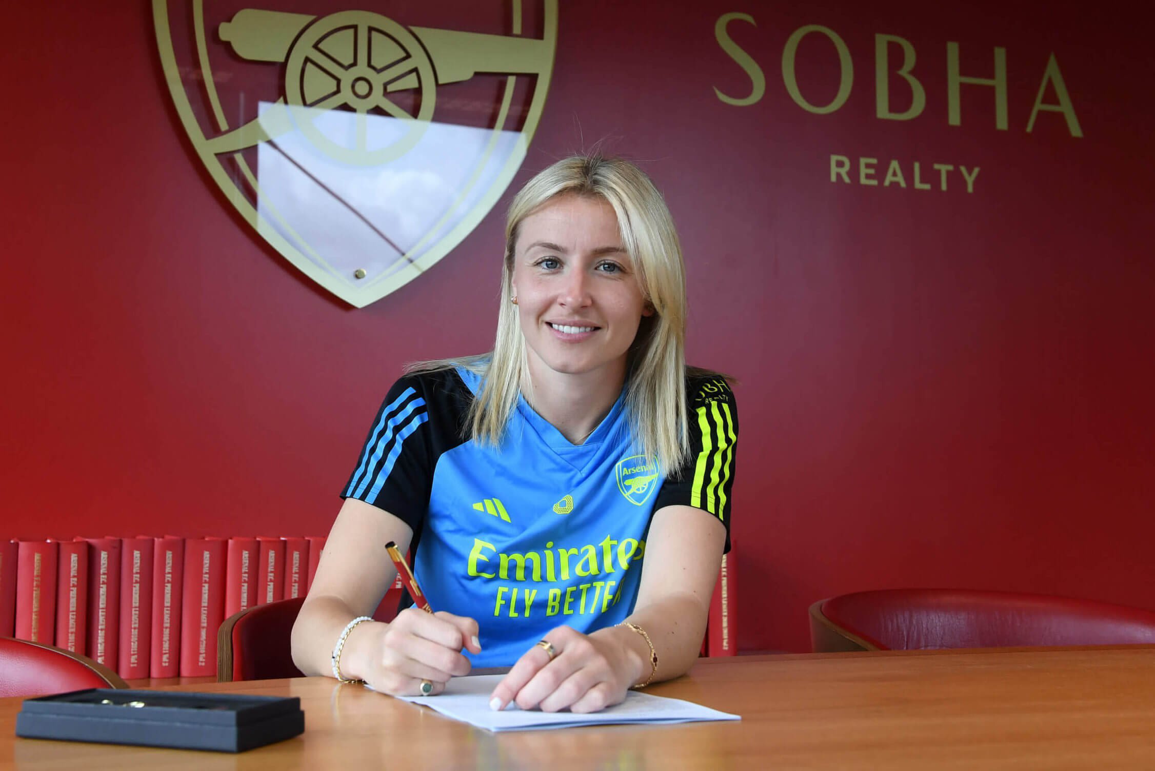 Williamson signs new Arsenal contract