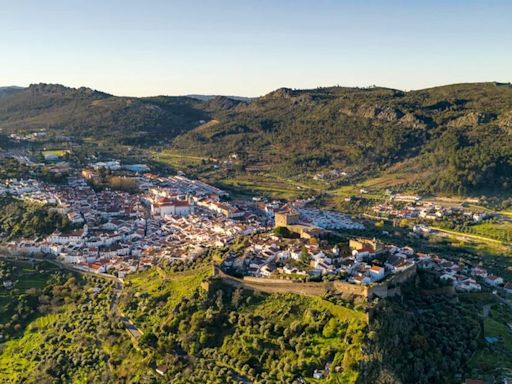 El bonito pueblo de Portugal a 30 minutos de España y que está en mitad de un parque natural: tiene un castillo del siglo XIII