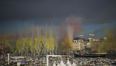 FOTOS: La espectacular llegada de la llama olímpica a Francia
