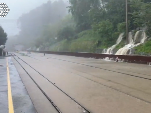 雨量破千！奮起湖車站軌道被水淹 阿里山暴雨嚇跑遊客、店家歇業