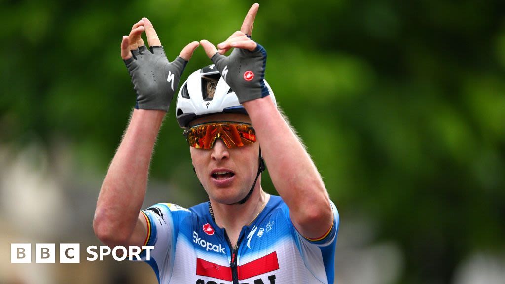 Giro d'Italia: Belgium's Tim Merlier sprints to stage three victory