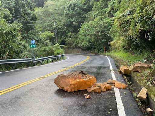 地震頻傳又逢雨勢 阿里山公路出現落石