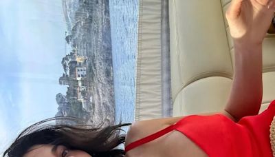 Kylie Jenner estrenó una bikini rojo fuego de inspiración retro desde las playas de Mallorca