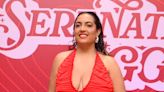 Camila Moura, ex de Lucas Buda, aposta em vestido vermelho e decotado para evento de música