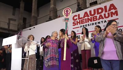 Sheinbaum recibe el 'bastón de las mujeres' de mano de Sánchez Cordero