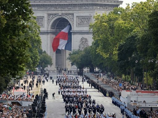 Francia conmemora el 14 de julio en plena inestabilidad política