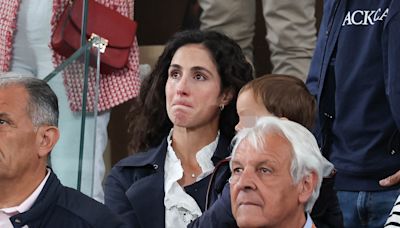 Mery Perelló, con su hijo y sin poder contener las lágrimas durante el discurso de Rafa Nadal tras su derrota