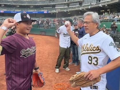 台裔小將蔡承憲與黃仁勳同場開球 美球評喊讚大聯盟見