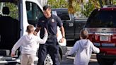 Familiares, amigos y políticos dan la bienvenida a bomberos de Miami Beach que regresan de Israel