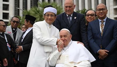 Pope Francis joins Indonesian imamin in call for religious peace in Jakarta