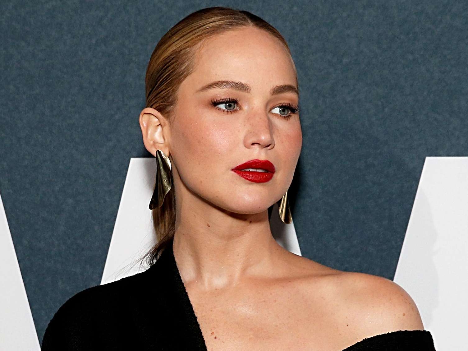 Jennifer Lawrence Paired 2024's Most Controversial Shoe With This Classic Summer Pant