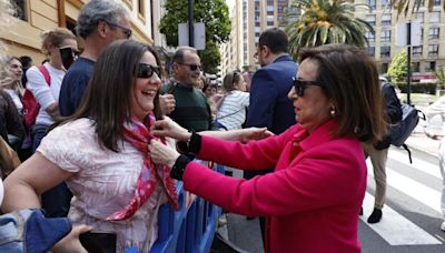 Del regalo de la ministra Robles a una ovetense, a la dieta de Barbón pasando por la recepción del Reconquista: lo que no se vio del desfile militar en Oviedo