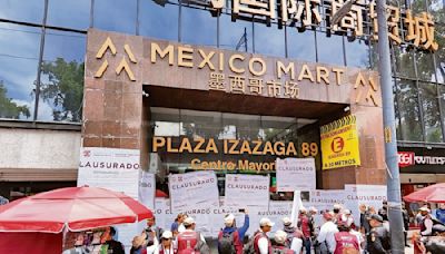 Plazas comerciales en el Centro Histórico con productos chinos