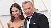 Kevin Costner sospecha que su exesposa le fue infiel con un hombre cercano a la familia