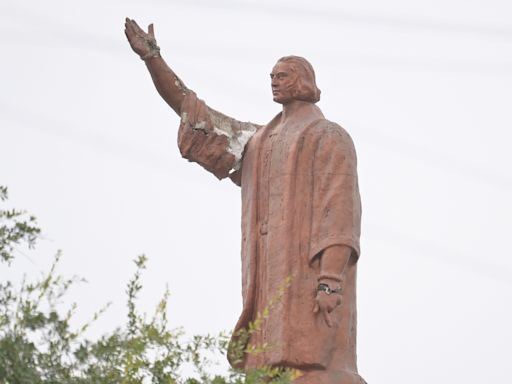 Escultura de Cristóbal Colón presenta afectaciones; Municipio buscará restaurarla