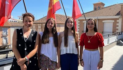 La alcaldesa de San Sebastián de los Reyes recibe a tres bailarinas de Eszena Danza