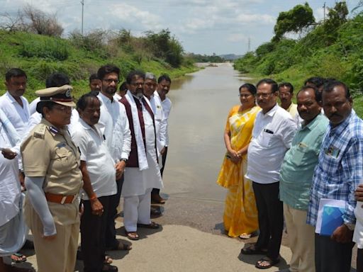 Chalavadi Narayanaswamy visits flood-hit agricultural fields in Yadgir district