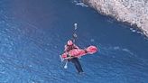 Rescatan a un escalador de 52 años tras caer de 5 metros en el acantilado de Ambolo de Xàbia