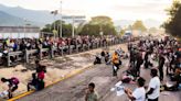 Migrantes bloquean carretera en Chiapas; exigen permisos de tránsito