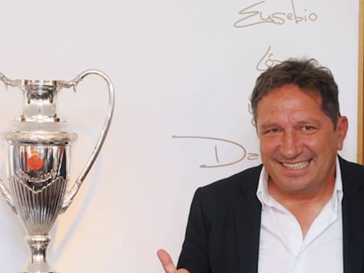 La exposición 'Sueños detrás de un balón' recorre la trayectoria profesional del futbolista Eusebio Sacristán