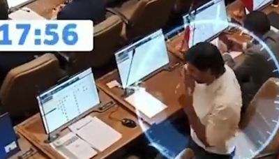 Captan la rutina de Joaquín Lavín Jr en el Congreso y la escena indigna a todo Chile: gana siete millones de pesos