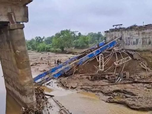 Girder of an under-construction bridge collapses in Jharkhand's Giridih | Ranchi News - Times of India