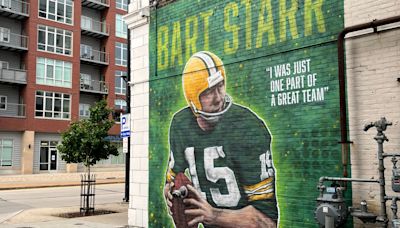 New mural in downtown Green Bay honors Packers legend Bart Starr