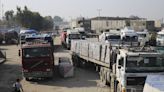 "Miles" de camiones de alimentos quedan varados en Egipto tras el cierre del cruce de Rafah