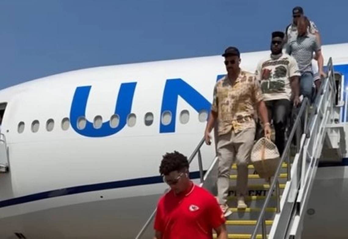 Chiefs arrive for game in Jacksonville looking stylish in warm-weather fashion