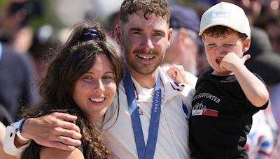 Victor Koretzky en argent aux JO de Paris 2024 : le champion français fête son titre avec sa femme Léa et leur adorable fils