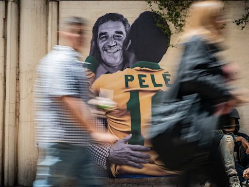 El beso de Pelé a Gabriel García Márquez: la postal de la FILBo salta a las calles de Bogotá