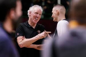 Bill Walton, Hall of Fame player who became a star broadcaster, dies at 71