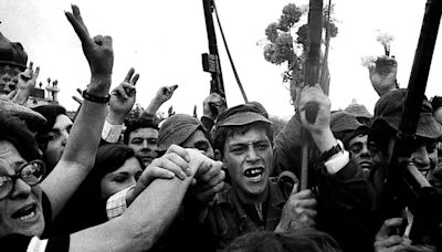 A 50 años del golpe contra la dictadura de Portugal: ¿Qué queda por hacer con la “Revolución de los Claveles”? - La Tercera