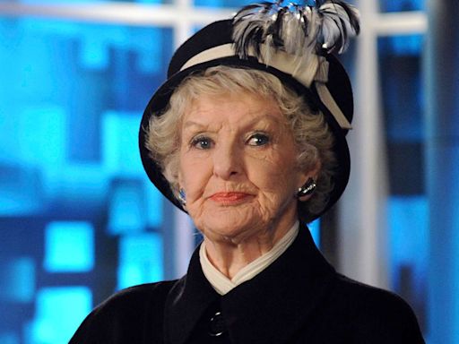 Elaine Stritch chose her '30 Rock' outfits based on what she planned to steal from set