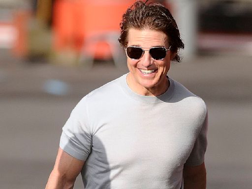 Tom Cruise gives ground crew a cool fist bump as token of appreciation