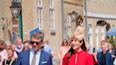 El look de invitada perfecta de Mary de Dinamarca en rojo, el tono que eligen las ‘royals’ en verano