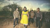 La Santa Cecilia celebra sus 15 años con un álbum "puente" de generaciones