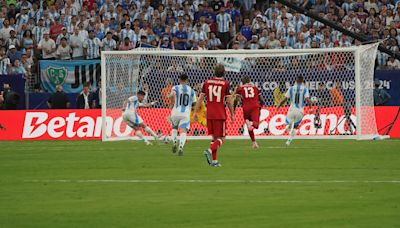 Video: la asistencia top de De Paul y el gol de caño de Julián Álvarez