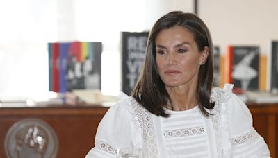 Letizia dice adiós a sus zapatillas más repetidas y estrena el par más cómodo y de tendencia de su armario