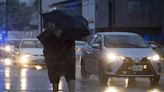 Samuel García celebra la “bendita lluvia” en el Nuevo León; usuarios de redes difunden VIDEOS de autos arrastrados por el agua