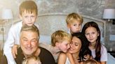 ¡Un equipo de ensueño! Alec e Hilaria Baldwin comparten su primer posado familiar con su séptima hija