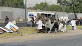 FOTOS: Crudas imágenes de volcadura de combi en la Zaragoza que dejó 2 muertos