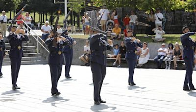 En imágenes: Así fue la exhibición de la Patrulla de Honores en la plaza 3 de abril, en Gijón