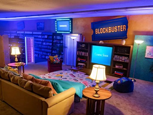 Solo queda un Blockbuster en el mundo y lo puedes alquilar durante una noche con barra libre de películas y juegos