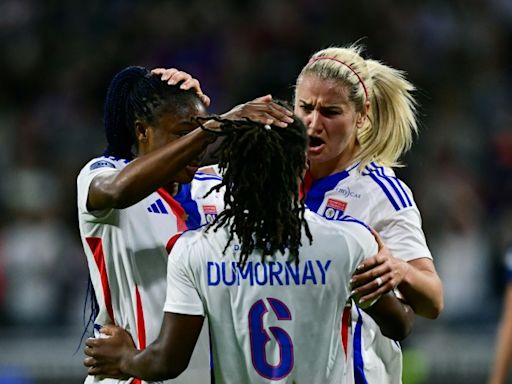 Lyon gana la liga francesa femenina a una semana de la final de Champions