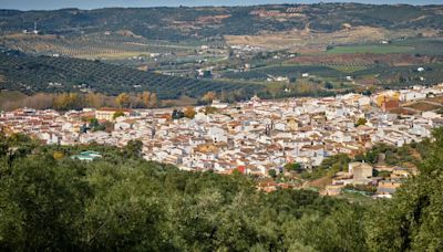 El bonito pueblo situado a los pies de un macizo rocoso que es el más pequeño de la provincia de Cádiz