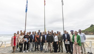 Entrega de los distintivos a 16 playas: Asturias, de azul para un verano de 'calidad'