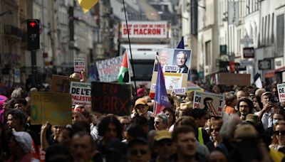 Miles de personas salen a las calles en Francia alentados por la izquierda para clamar contra Macron por entregar el Gobierno a Barnier